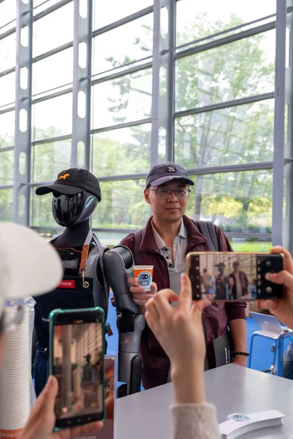人形机器人集结上海！煮咖啡、打拳击、造炊具全能上阵